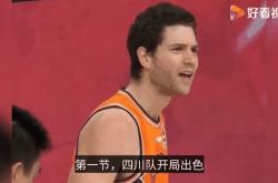 包含本菲卡场边指挥情绪激动，曼联队员怒摔水瓶的词条